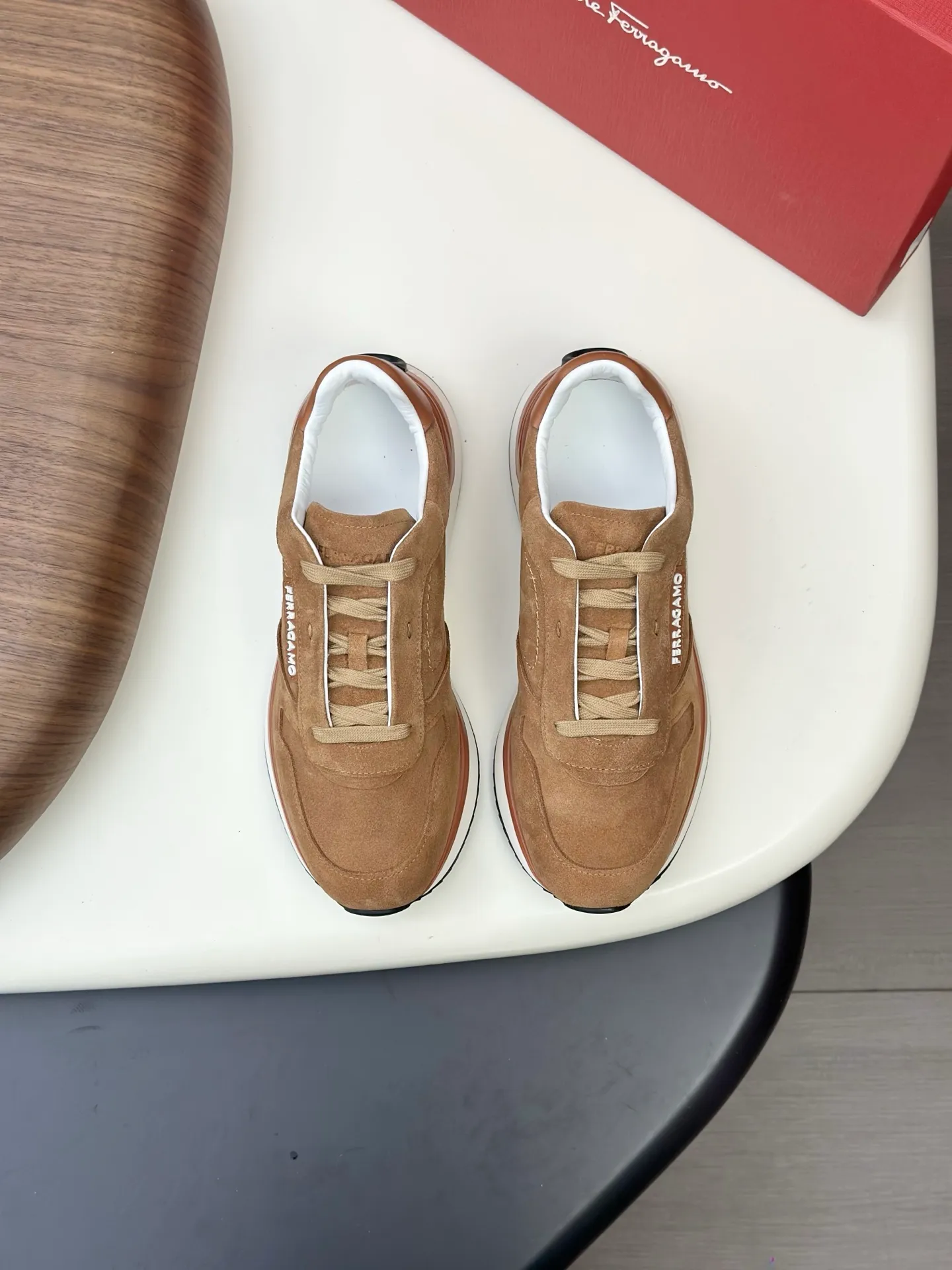 [Ferragamo] Top P: 820💰 Number of yards: 39~44 (38.45 custom-made, non-refundable) Top purchasing agent 🇮🇹 Ferragamo men's casual shoes series, the counter sells the original configuration at the same time, Italian imported cowhide fabric, high-quality splicing technology, imported water-dyed cow lining , Soles: Original foam soles are specially provided by the original factory, and the original factory follows the order. 🔍High quality can be entered and exited the counter at will. Welcome to compare and synchronize with the counter.